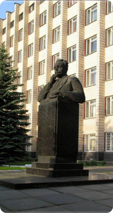 Будівля Інституту Стражеска та пам’ятник Миколі Стражеску